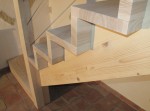 09-12 Escalier en bois contemporain 1/4 tournant avec contre marche et crémaillère rampe et garde corps en câble inox